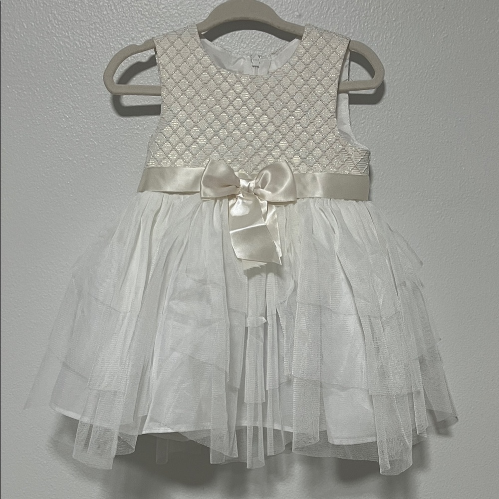 Elegant White Sleeveless Dress with Bow